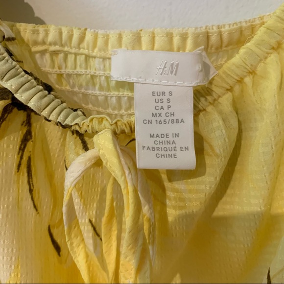 🔥2/$10🔥 H&M Yellow Sunflower Smocked Puff Sleeve Blouse - Picture 3 of 4